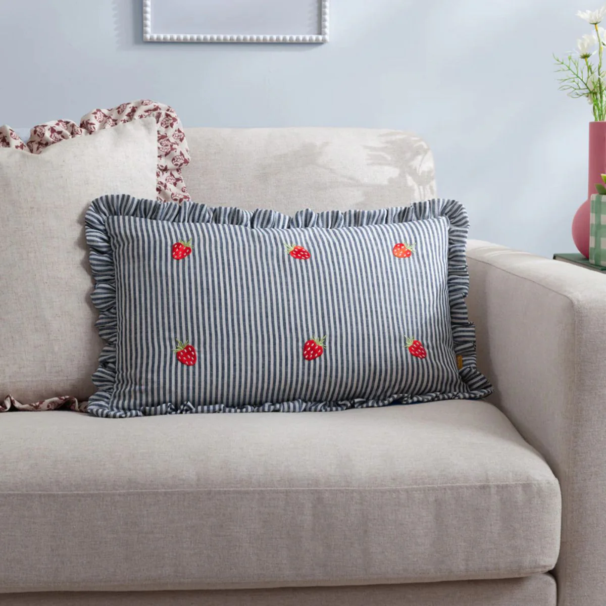 Coussin Les fruités brodé Fraises - 30 x 50 cm - Image 2