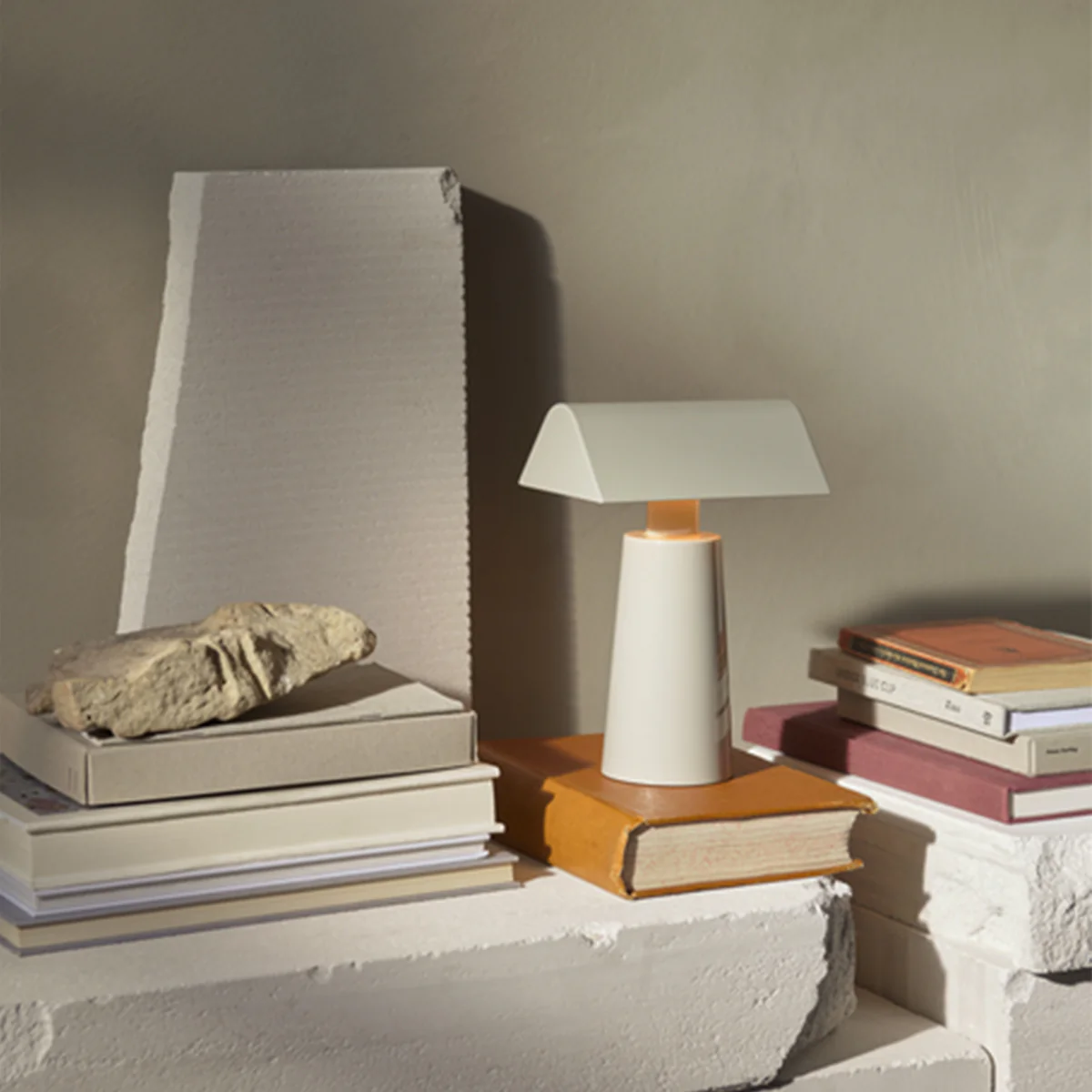 Lampe de table Caret MF1 H 22cm - Gris soie - Image 4