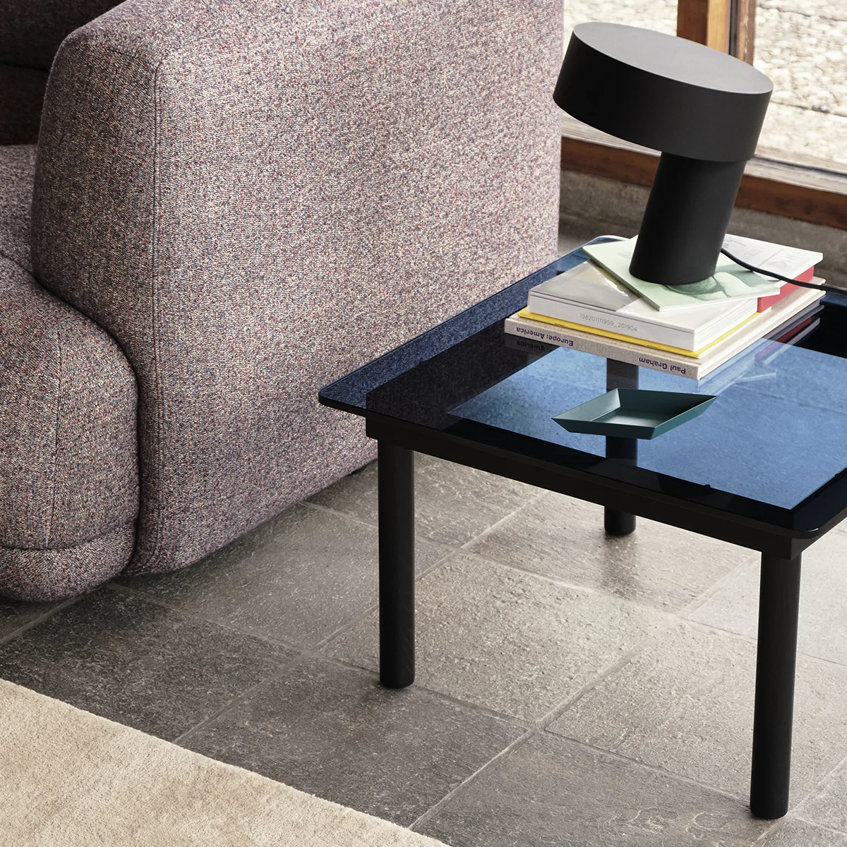 Table basse Kofi Chêne Massif Noir & Verre Teinté Gris - l 80 x L 80 x h 36 cm - Image 3