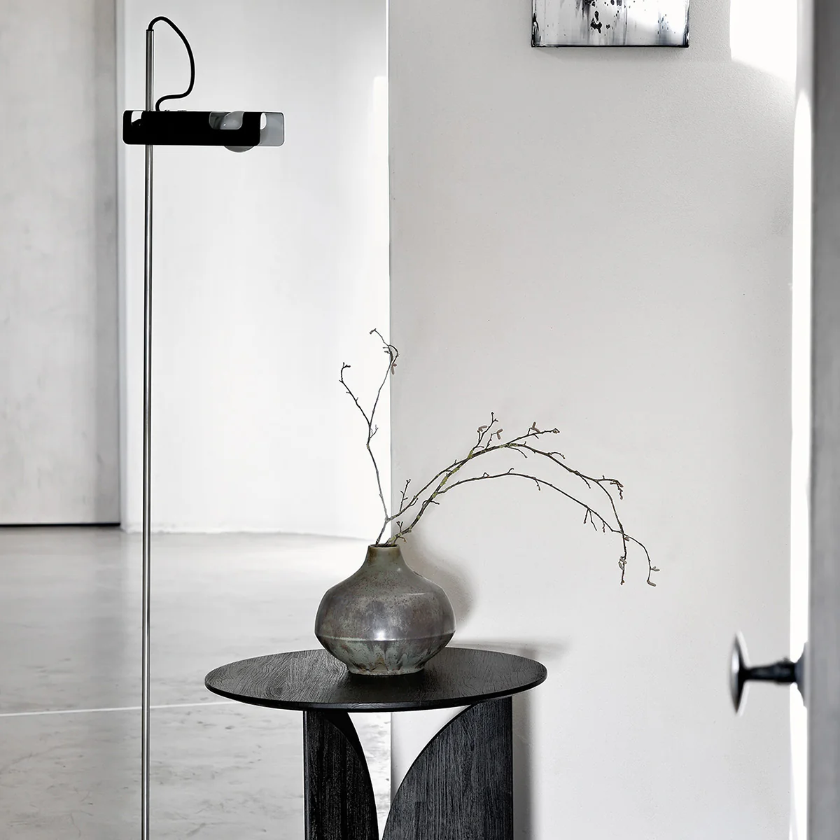 Table d'appoint Fin en teck noir verni - Ø 50 cm - Image 4