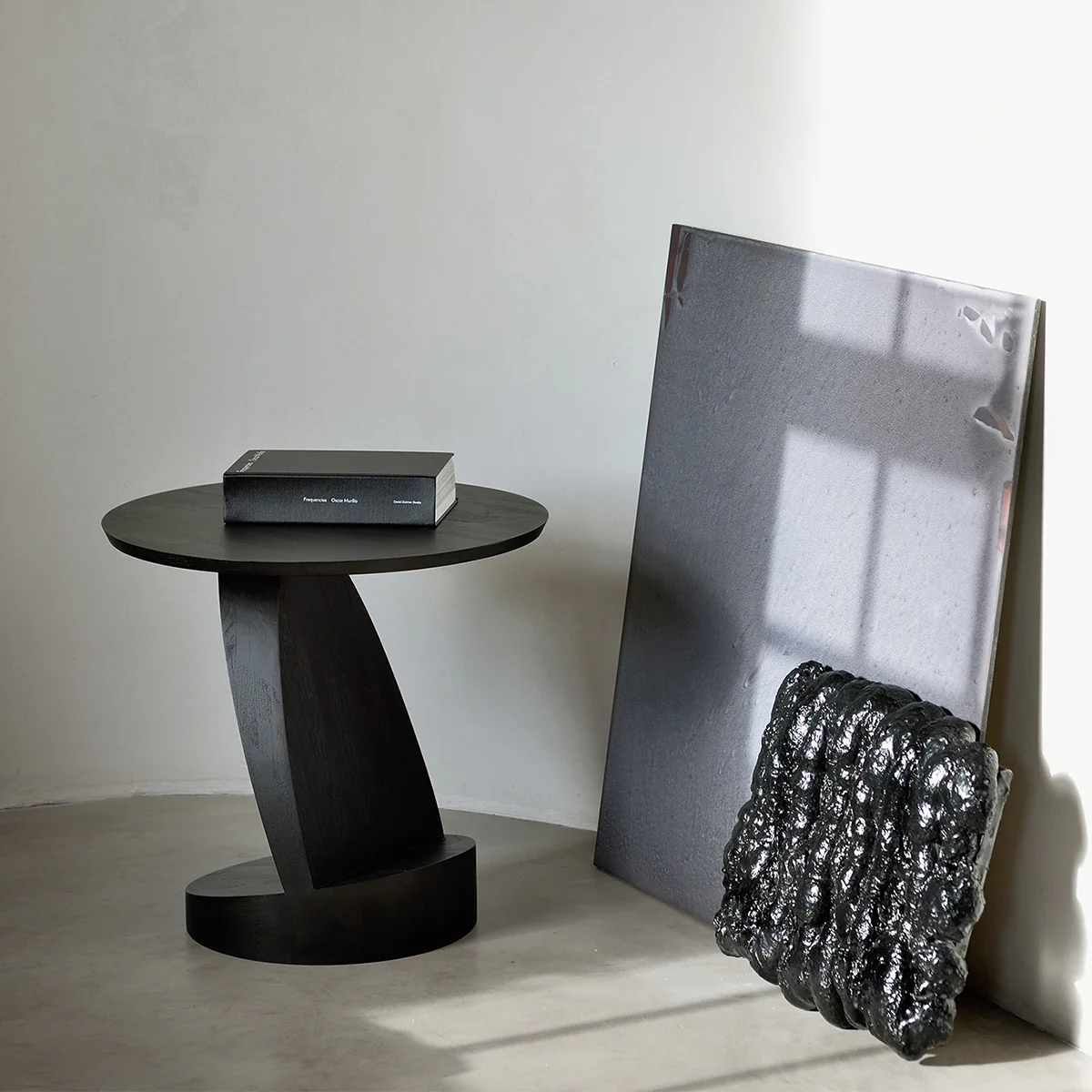 Table d'appoint Oblic en teck noir verni - Ø 52 cm - Image 4