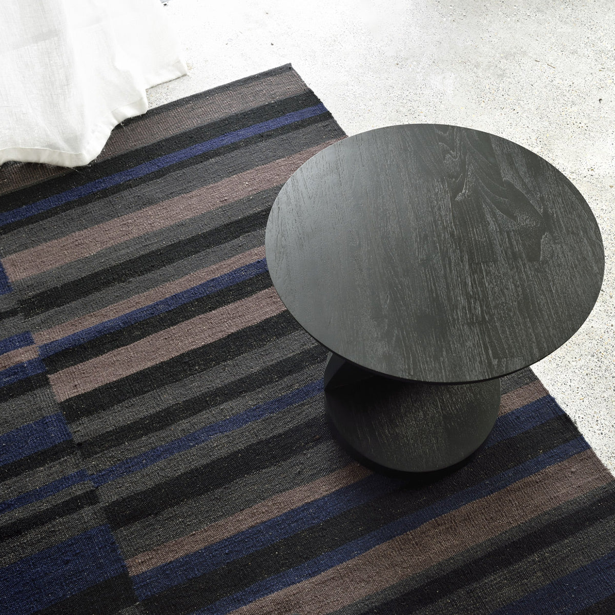 Table d'appoint Oblic en teck noir verni - Ø 52 cm - Image 5